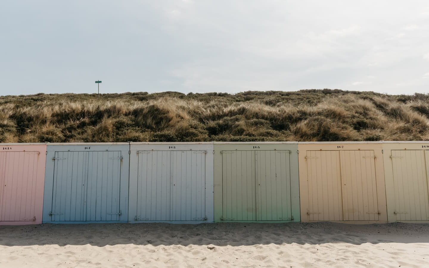Des maisonnettes de plage aux couleurs pastel à Domburg