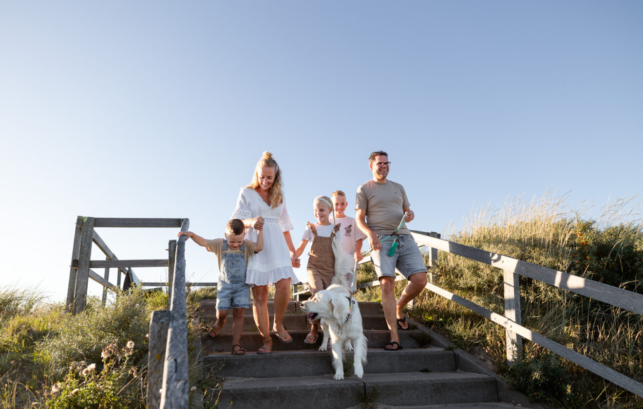Gezin op vakantie het strand in Zeeland