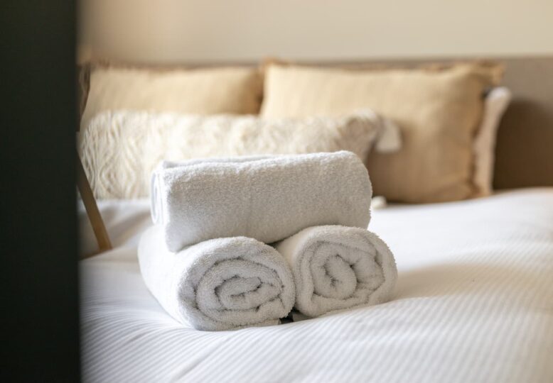 Handdoeken op bed in vakantiehuis Herenstraat 1 in Domburg