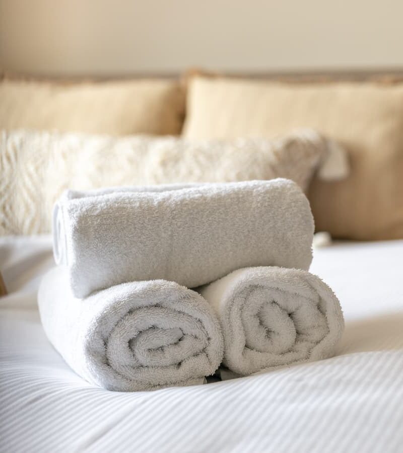 Handdoeken op bed in vakantiehuis Herenstraat 1 in Domburg