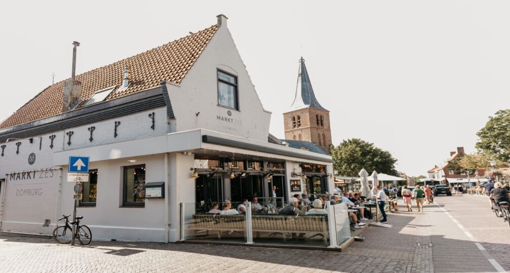 Markt Zes in Centrum Domburg