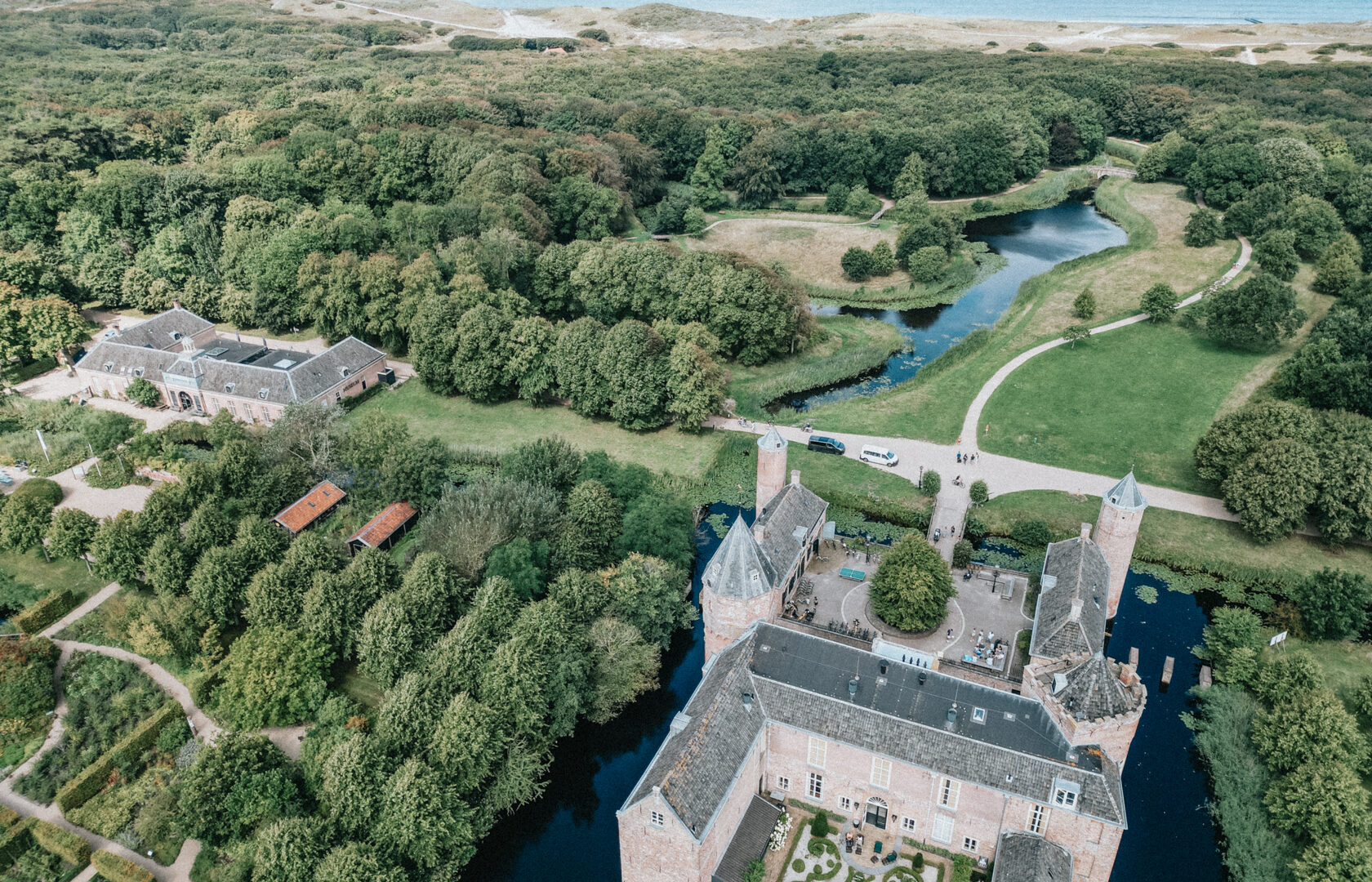 Dronefoto Kasteel Westhove, natuurgebied de Manteling en het strand