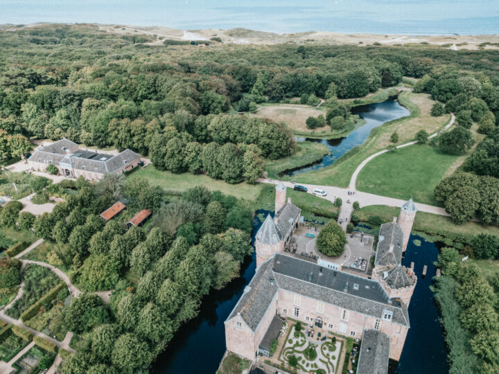 Dronefoto Kasteel Westhove, natuurgebied de Manteling en het strand