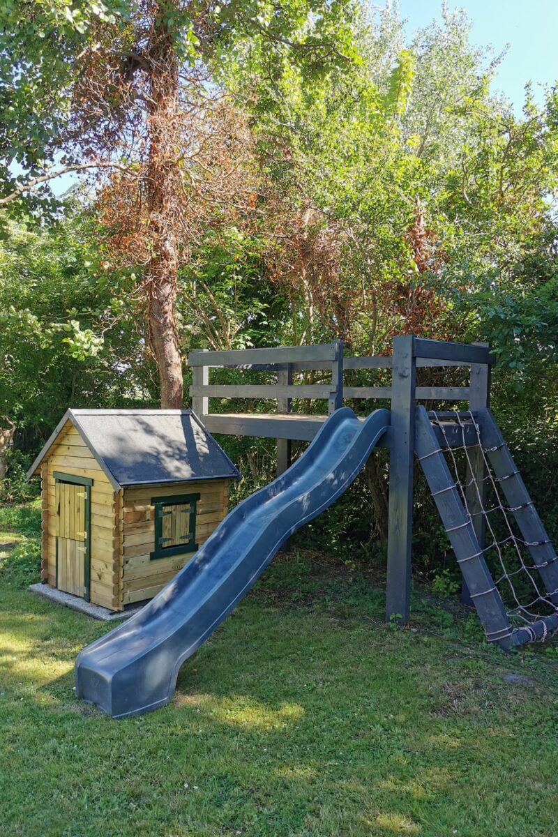 Speelgoedtoestel in de tuin van vakantiehuis Cadshuis in Cadzand