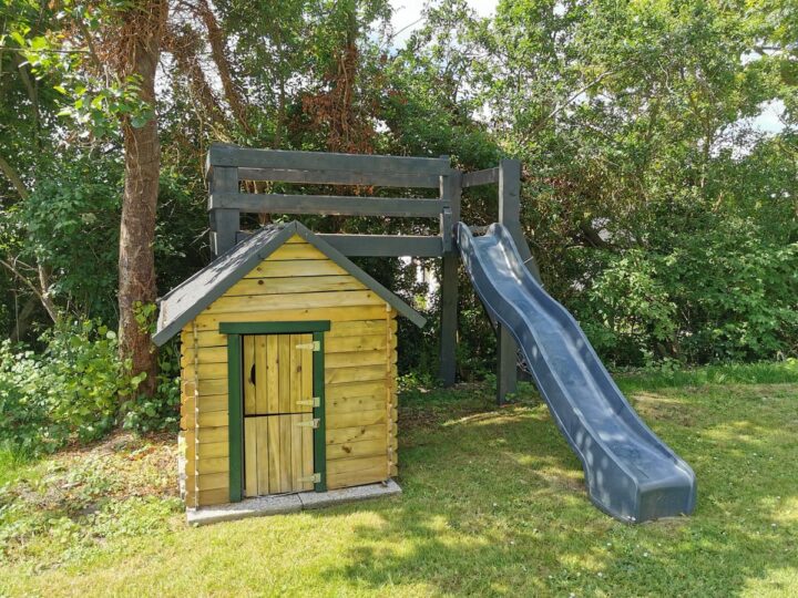 Speelgoedtoestel in de tuin van vakantiehuis Cadshuis in Cadzand