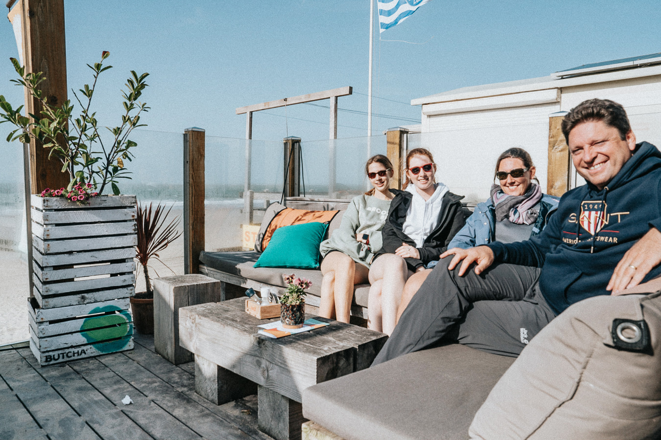 Mensen op het terras van strandpaviljoen Bombaai in Westkapelle