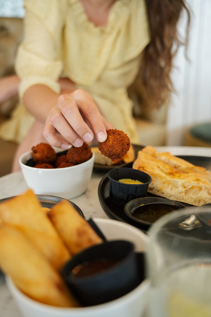 Borrelhapjes bij Moio Beach in Cadzand-Bad
