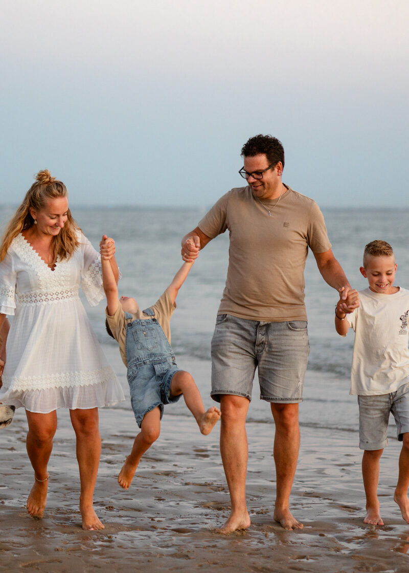 Wandelen over het strand in Zeeland met het gezin