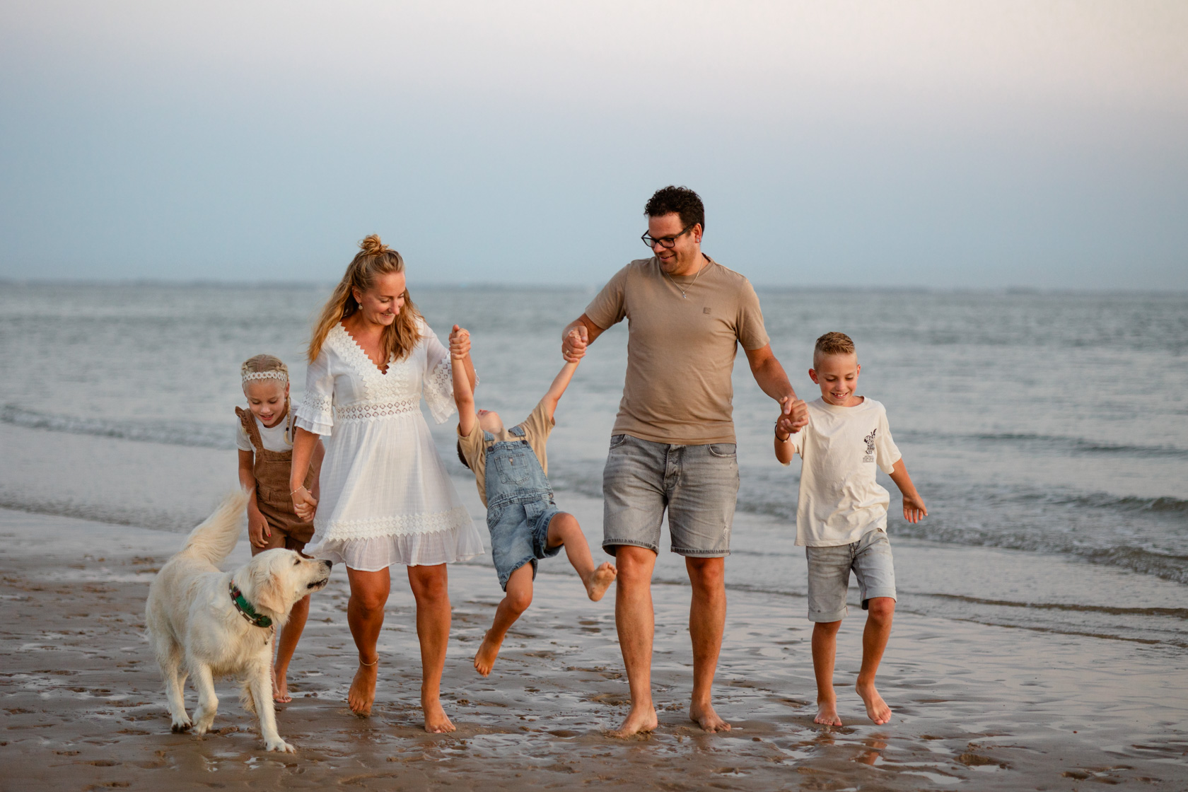 Wandelen over het strand in Zeeland met het gezin