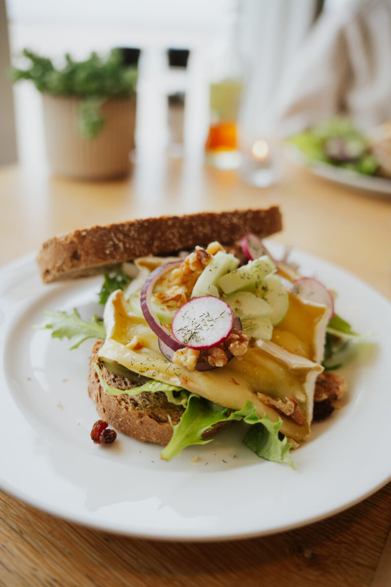 Broodje warme brie met honing en walnoten