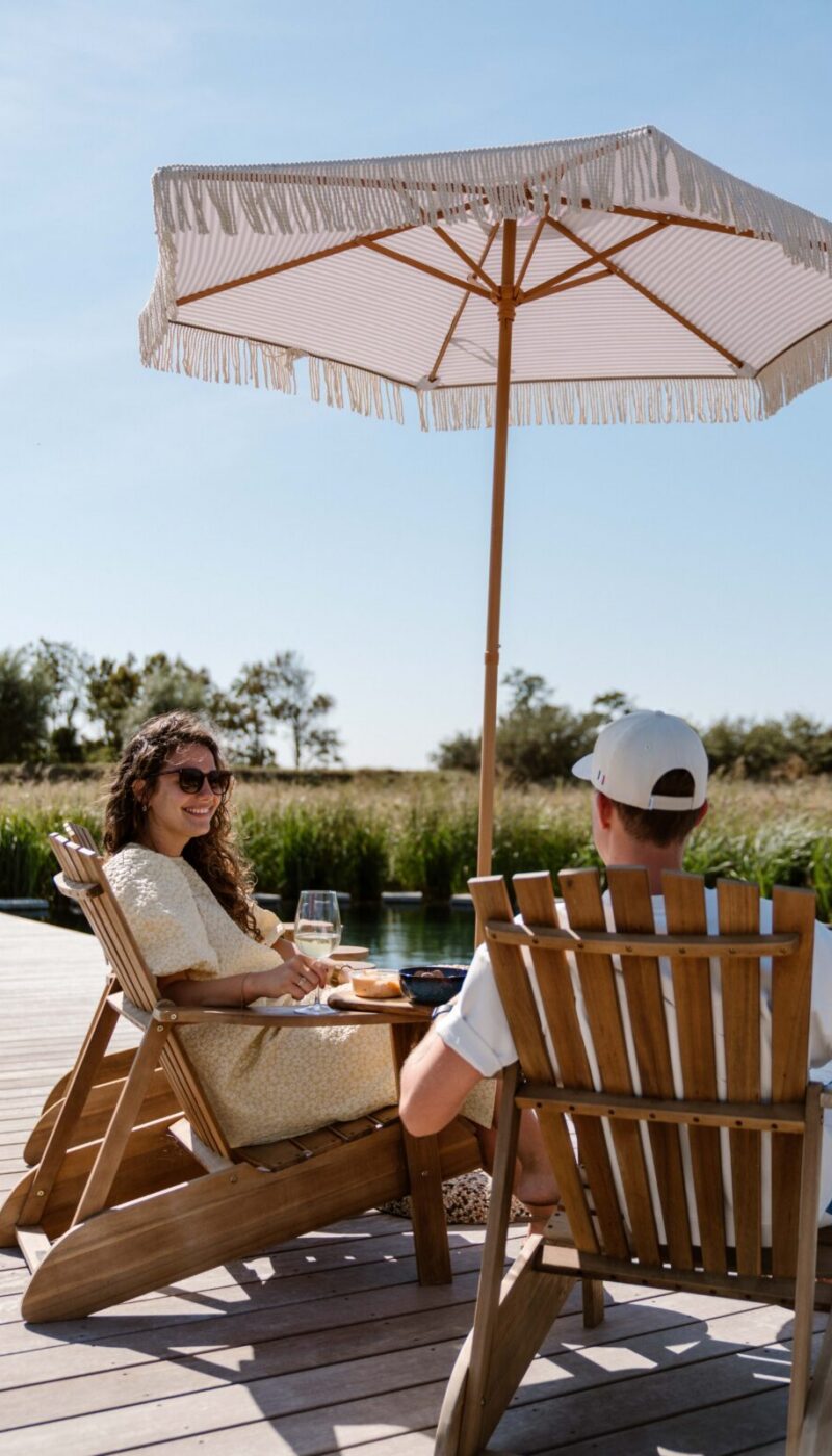 Koppel in de zomer onder parasol