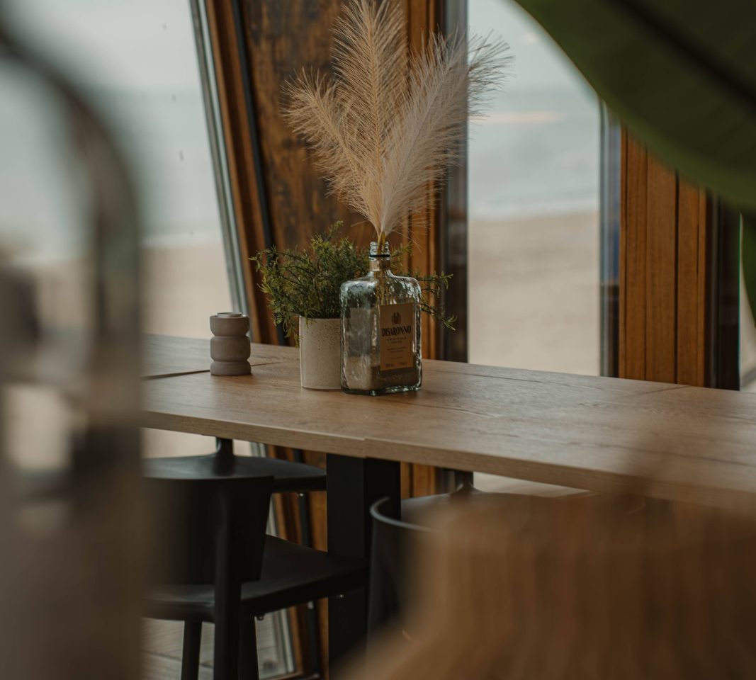 Hoge bartafel met uitzicht op zee bij Strandbar Oost