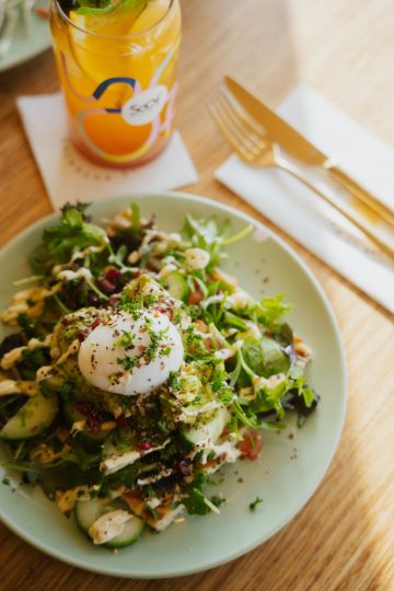 Smashed avocado en Soof limonade bij De Botanist aan Zee