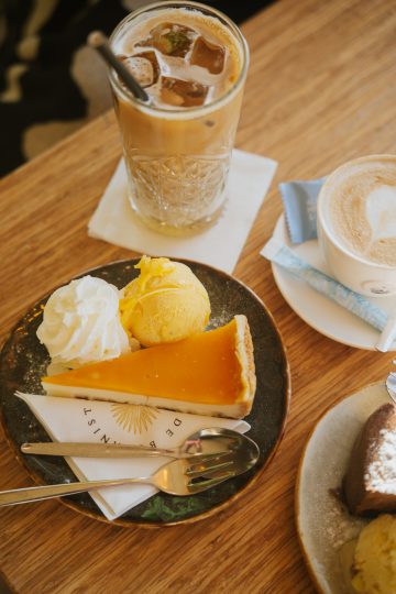 Ijskoffie en passievrucht cheesecake bij strandtent De Botanist aan Zee
