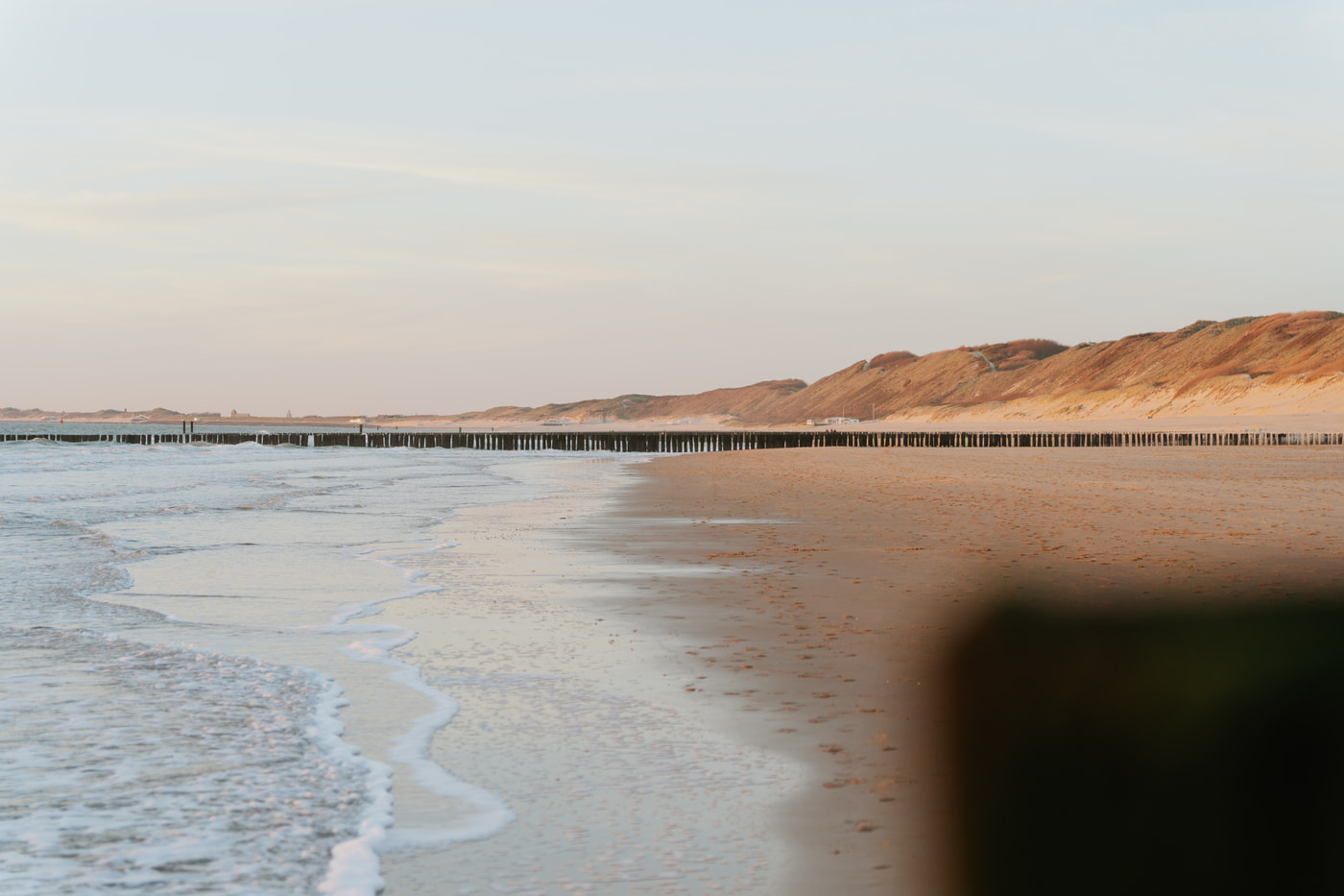 De zee, duinen en strand van Klein Valkenisse bij zonsondergang