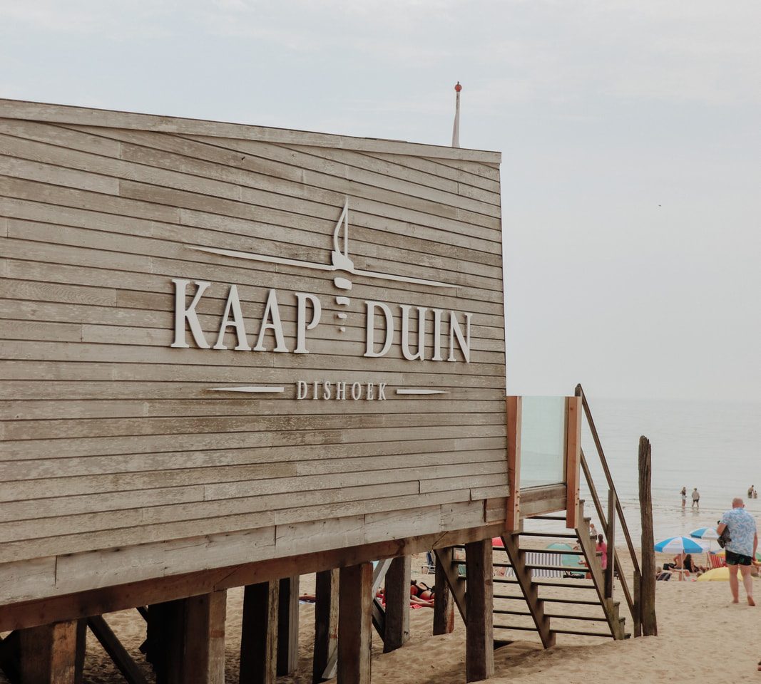 Buitenkant van strandpaviljoen Kaapduin