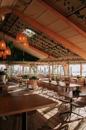 Het bohemian interieur van De Botanist aan Zee