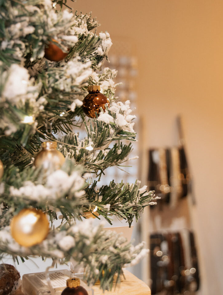 Kerstboom bij winkel Essiesstyle in Goes
