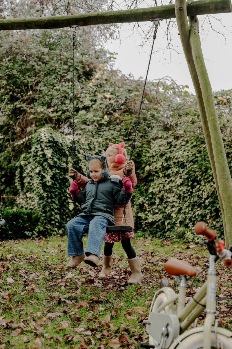 Twee kleine meiden op de schommel