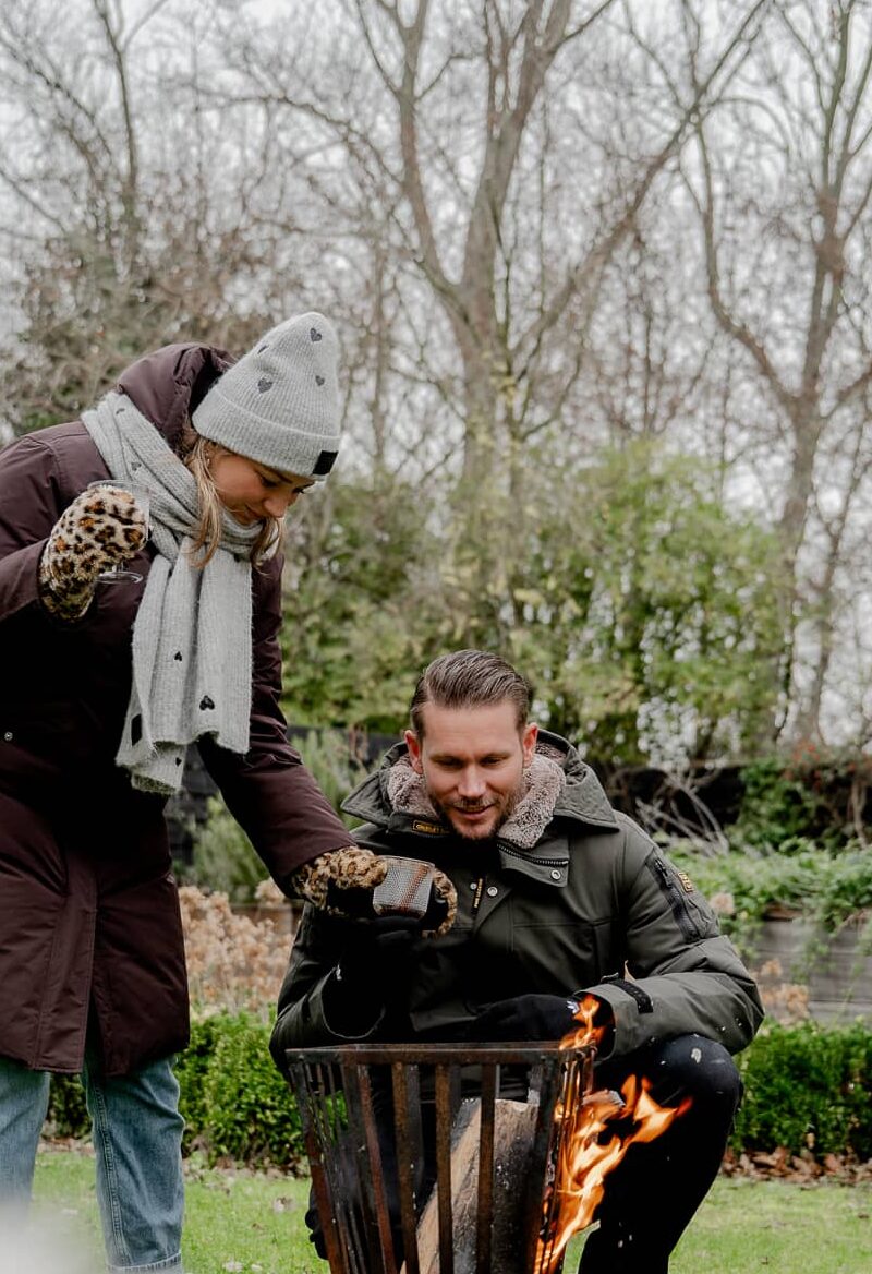 Koppel bij een vuurkorf buiten in de winter