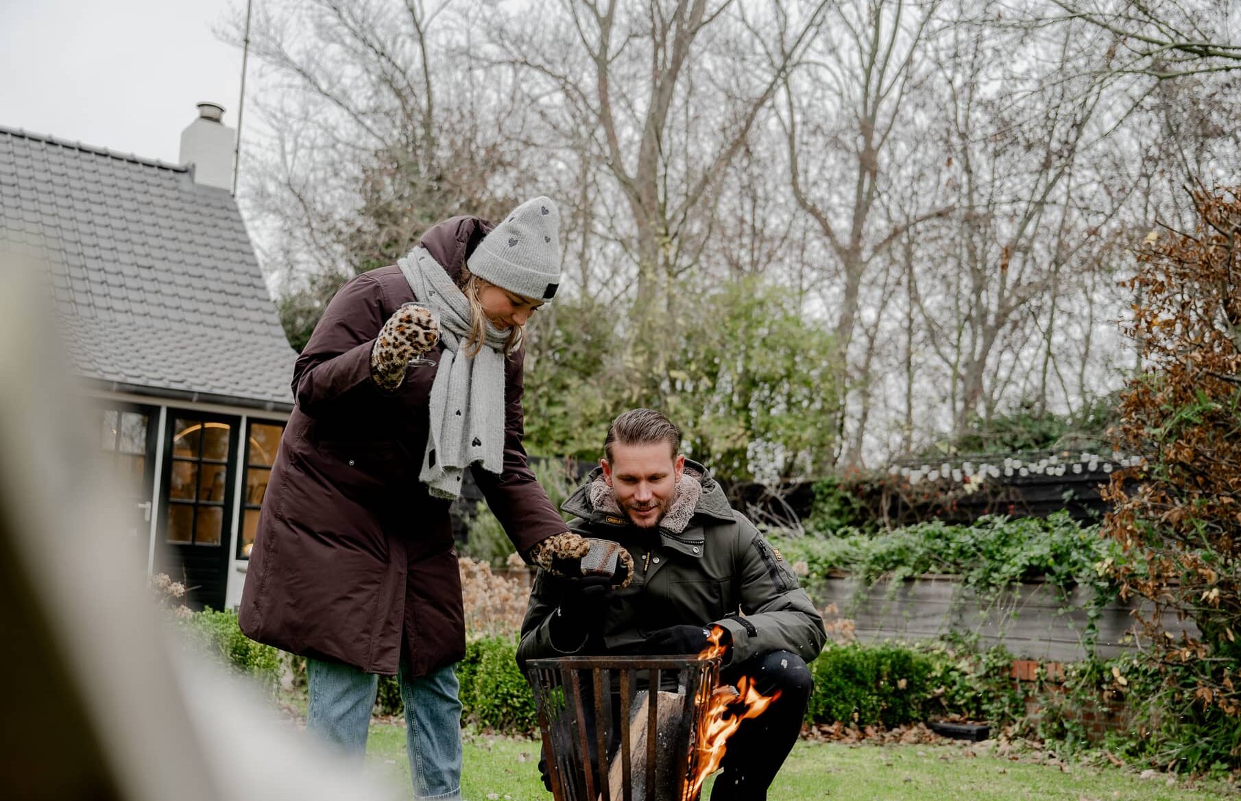 Koppel bij een vuurkorf buiten in de winter