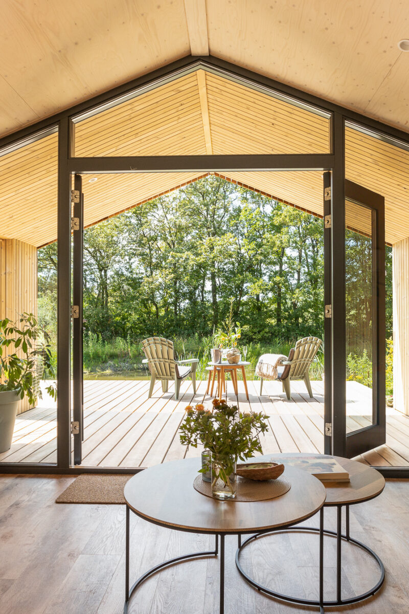 Watervliet Oyster Lodge binnen aanzicht naar buiten