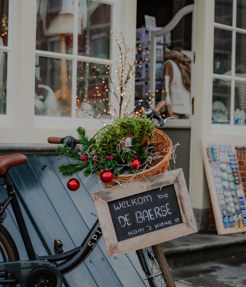 Buitenkant winkel De Baerse met fiets en kerstversiering