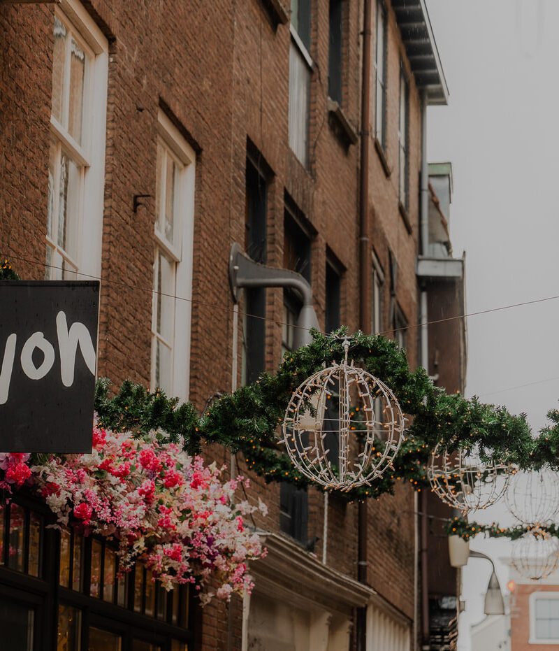 Winkelstraat met kerstverlichting en kledingwinkel Bijvon