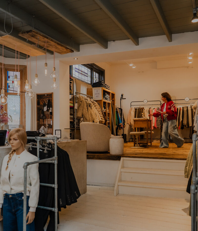Binnenkant kledingwinkel Bijvon Goes