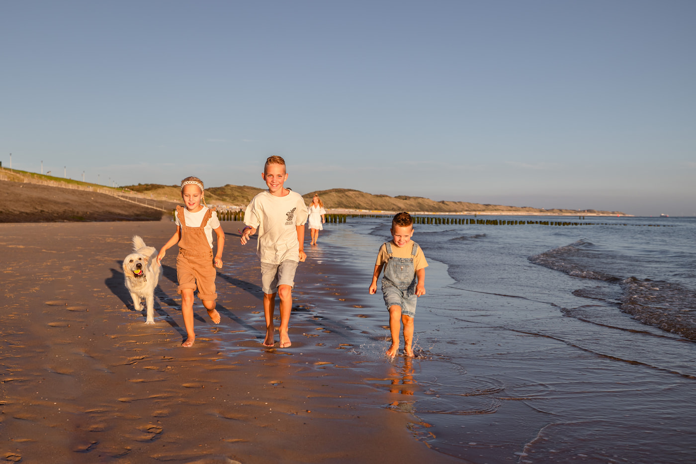 Spelende kinderen op het strand