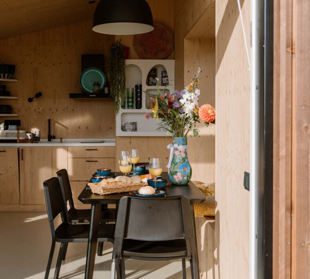 Tafel met ontbijt voorjaar