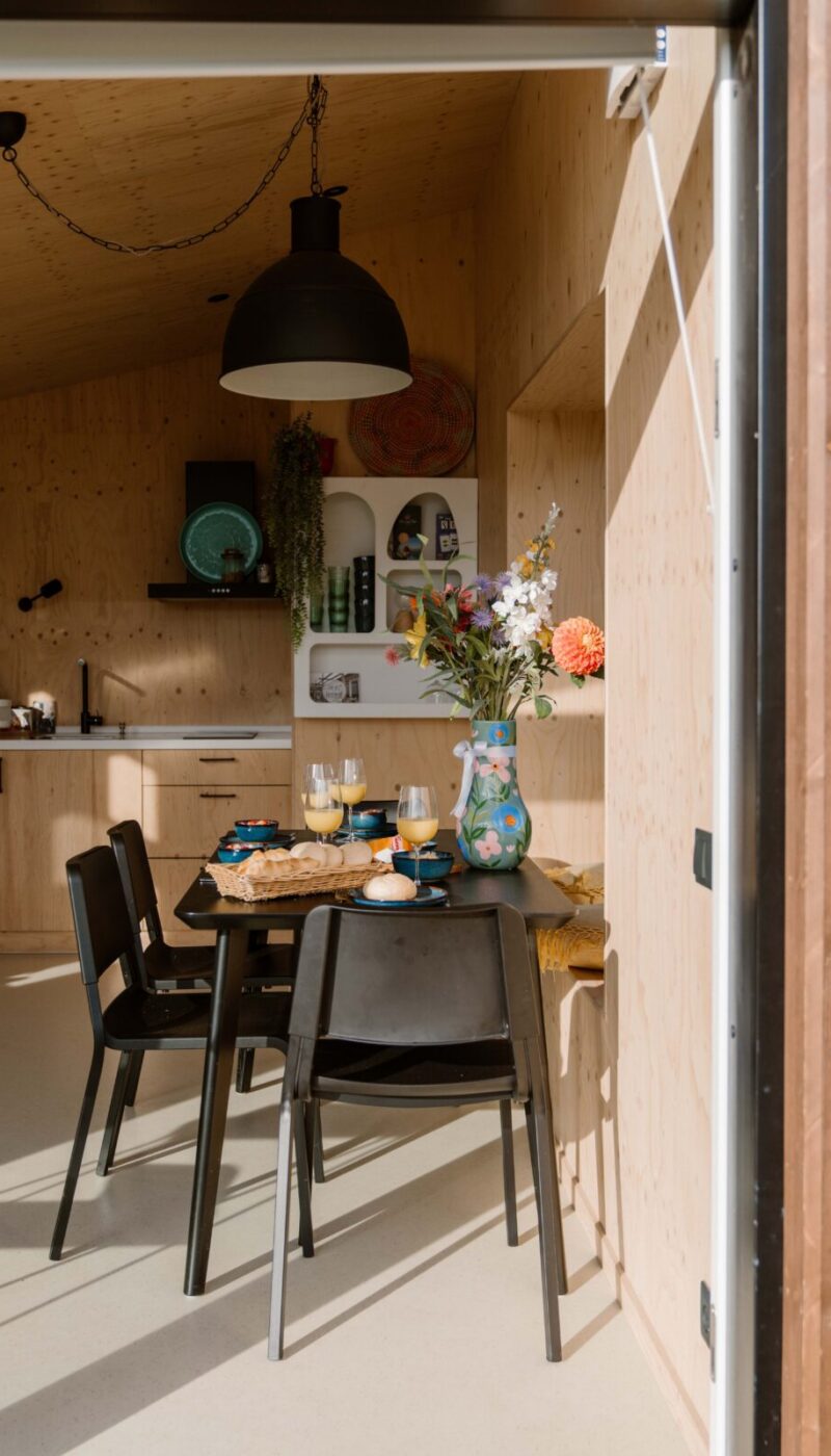 Tafel met ontbijt voorjaar