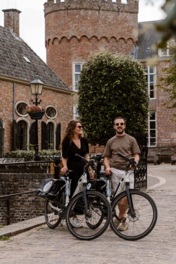 Koppel fietsen door Zeeland