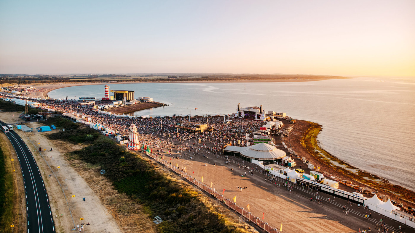 Concert at SEA met zonsondergang