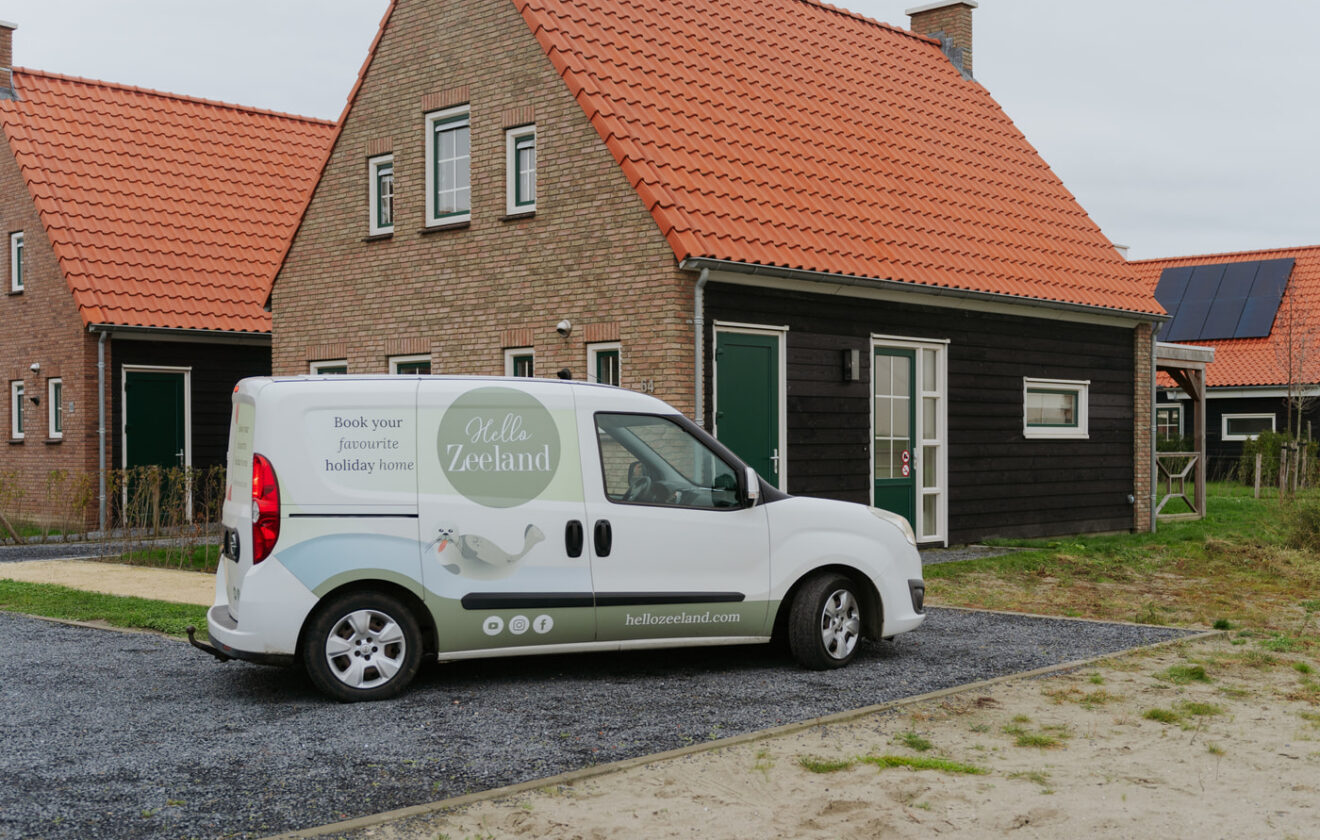 Schoonmaak team bus Hello Zeeland