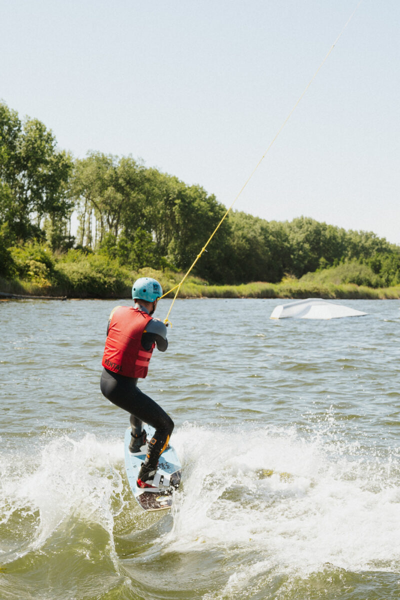 Wakeboarden op het water bij de Arne in Arnemuiden in de zomer