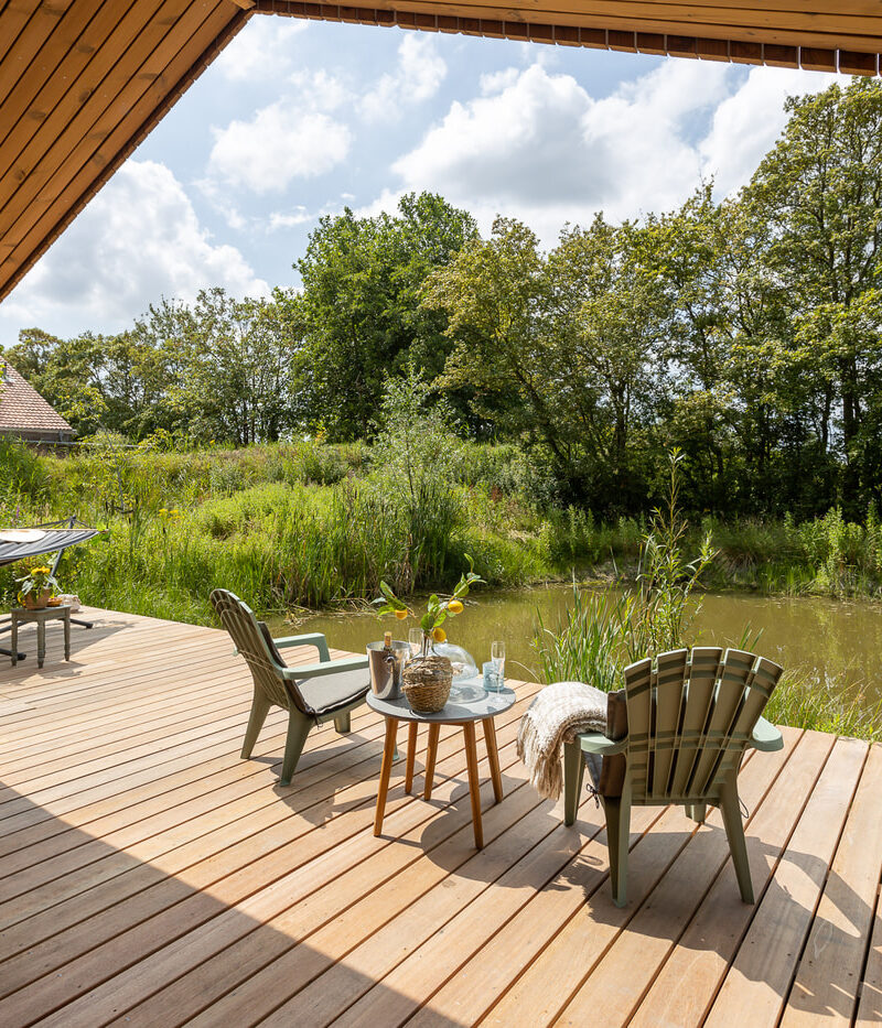 Terras Oyster Lodge met uitzicht over het water