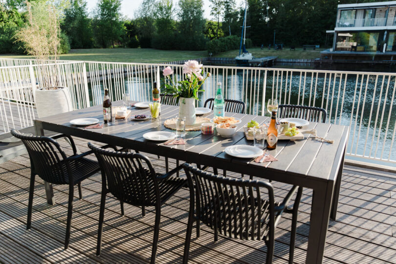 Watervilla terras met gedekte tafel buiten