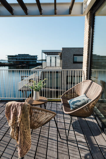 Watervilla terras met loungeset