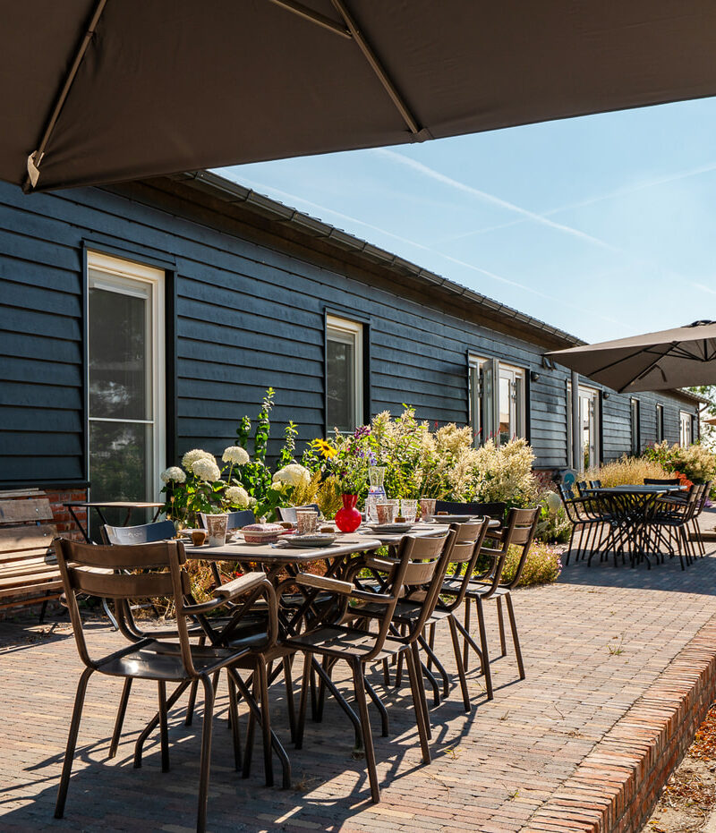Westdijk 5 terras met tuintafels en parasols