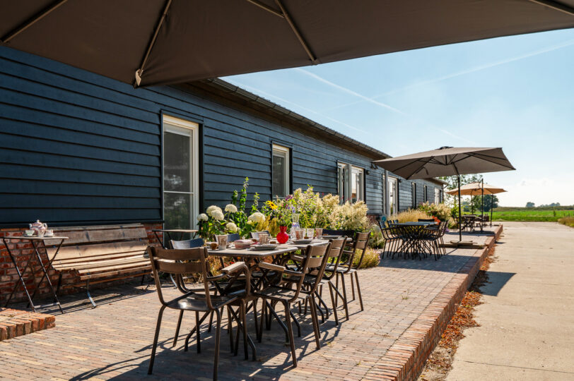 Westdijk 5 terras met tuintafels en parasols