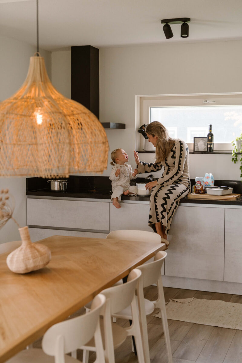 Moeder en dochter in de keuken